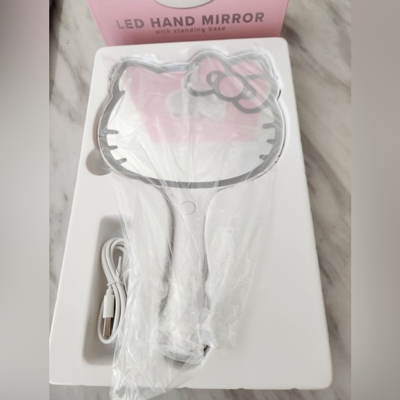 Hello Kitty Led Handheld Makeup Mirror With Standing Base - Picture 4 of 6
